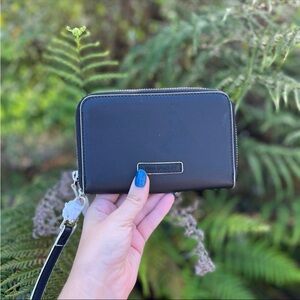 NWT Vera Bradley Black Zip-Around Wristlet Wallet